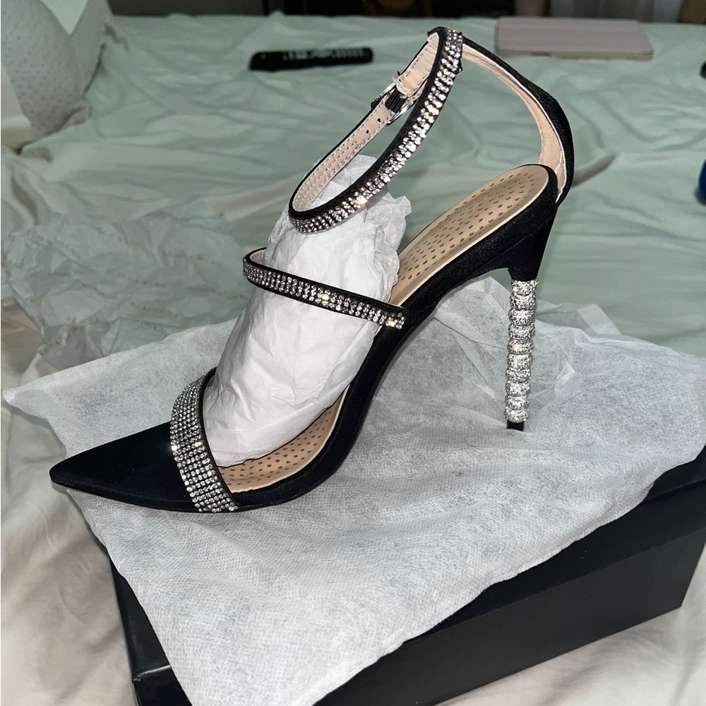 Akira Heels